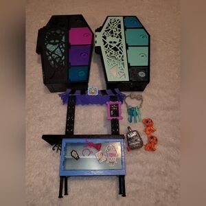 MONSTER HIGH BUNDLE * Accessories Lot * Coffins * Coffee Stand * Animals * Etc